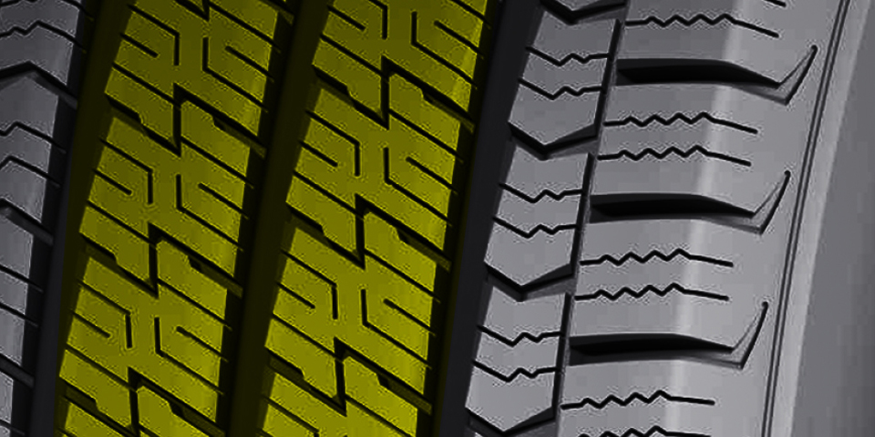 Tyre with excellent centre grip design